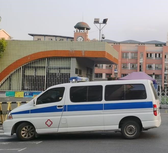 杜集救护车出租护送骨折病人一公里多少钱